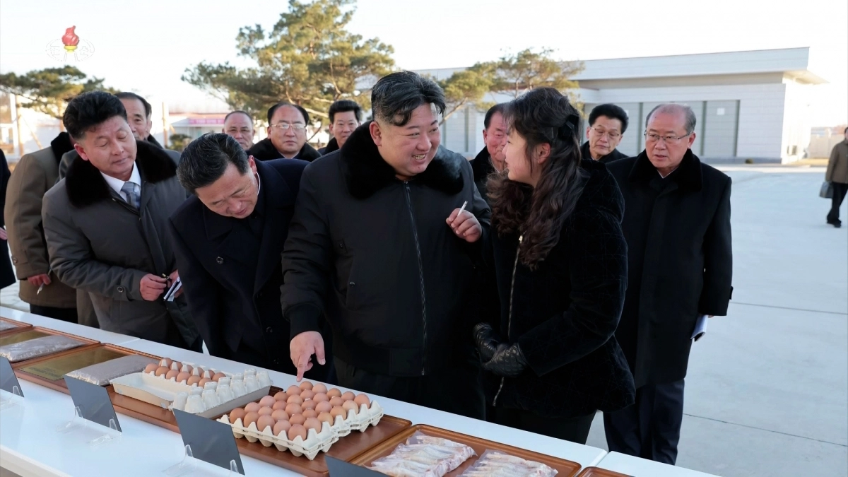 김정은, 딸 주애 옆에서 담배