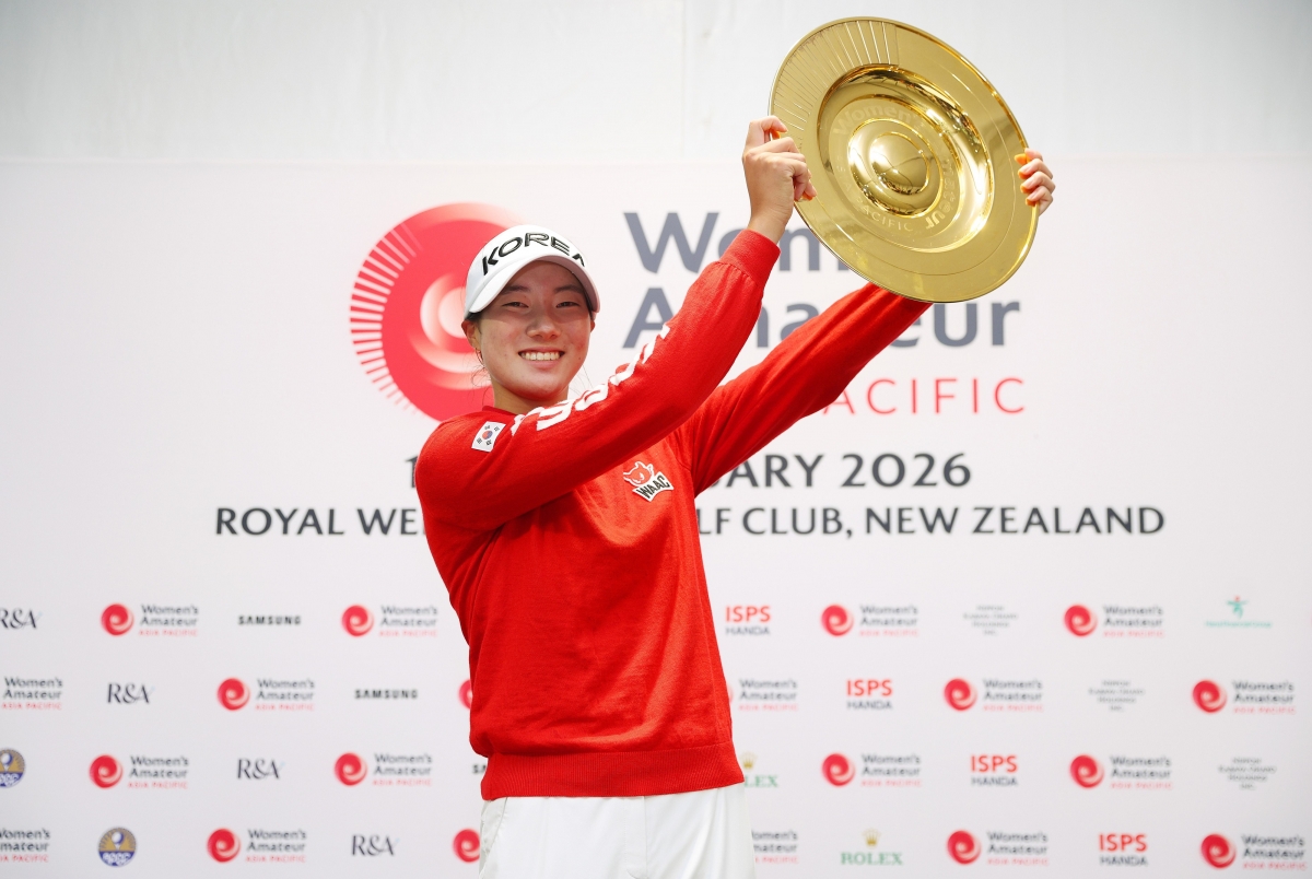 우승 트로피를 들고 기뻐하는 양윤서. WAAP 조직위 제공.