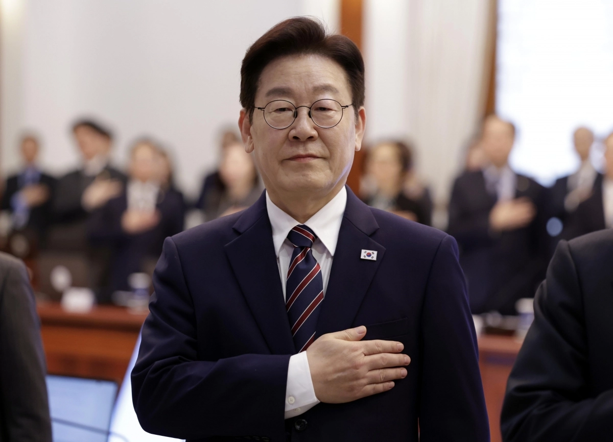 이재명 대통령이 지난 12일 청와대에서 열린 수석보좌관회의에서 국기에 경례하고 있다. 2026.2.12 [청와대통신사진기자단]