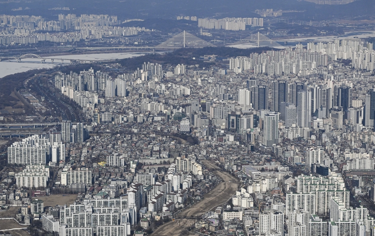 8일 서울 송파구 서울스카이 전망대에서 바라본 서울 시내 아파트. 2026.2.8 이지훈 기자