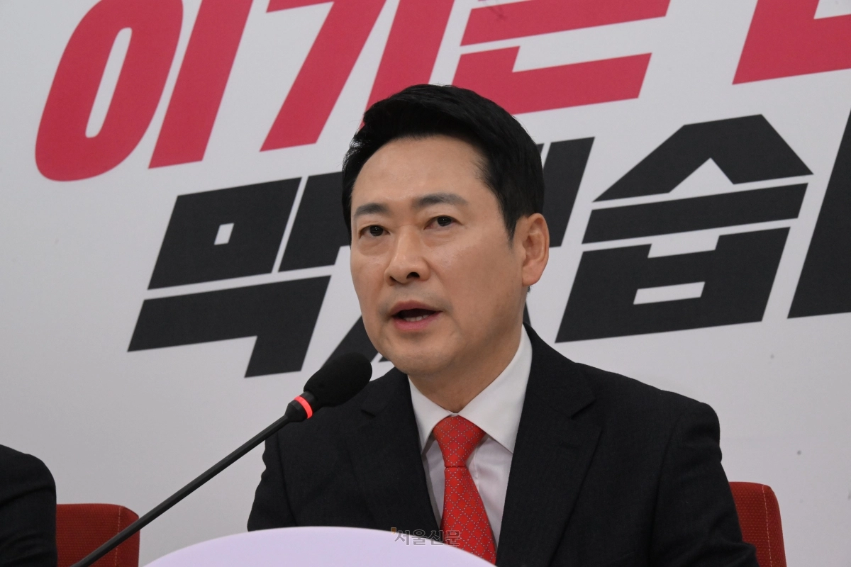 국민의힘 장동혁 대표가 12일 국회에서 이재명 대통령과의 오찬에 불참하는 것과 관련해 입장을 밝히고 있다. 2026.2.12 안주영 전문기자