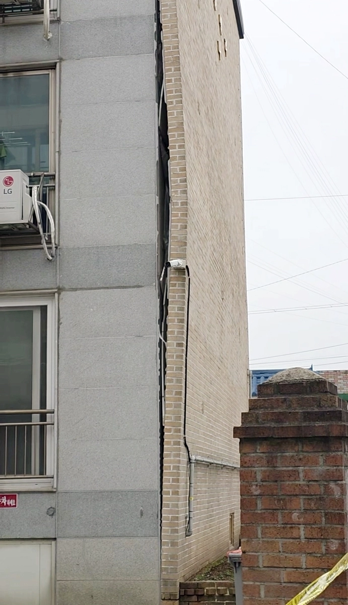 전남 영광군의 한 공동주택 외벽 들뜸 현상. 전남소방본부 제공.