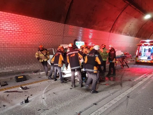 15일 오전 0시 40분쯤 거제시 양정터널에서 발생한 음주운전 추돌 사고 현장을 살펴보는 소방요원들. 거제소방서 제공