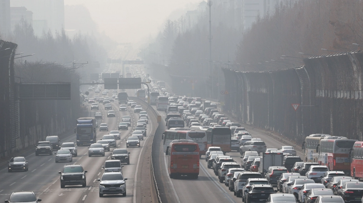 미세먼지 속 귀성길 정체