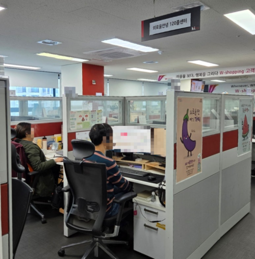 서울 강서구의 ‘외로움안녕 120’ 센터에서 상담사들이 내담자와의 상담을 하고 있다. 서울시 제공