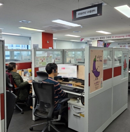 서울 강서구의 ‘외로움안녕 120’ 센터에서 상담사들이 내담자와의 상담을 하고 있다. 서울시 제공