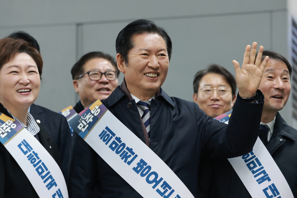 정청래(가운데) 더불어민주당 대표와 한병도(오른쪽) 원내대표를 비롯한 지도부가 13일 서울 용산역에서 귀성 인사를 하고 있다. 연합뉴스