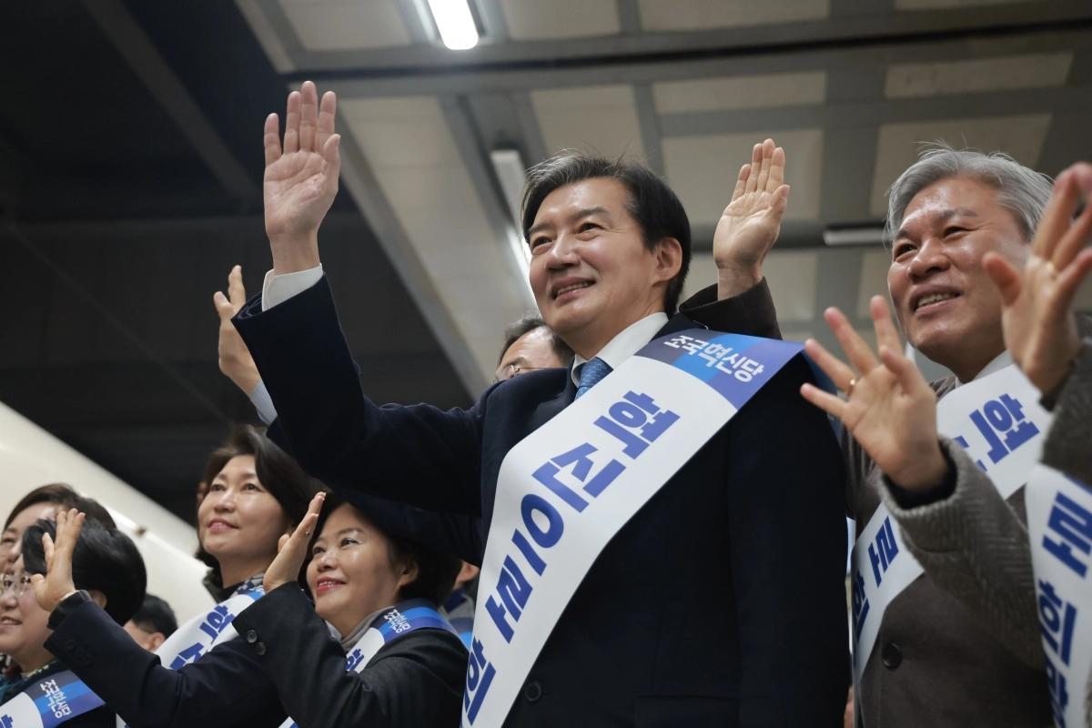 조국혁신당 조국(가운데) 대표와 서왕진(오른쪽) 원내대표를 비롯한 조국혁신당 지도부가 13일 서울 용산역에서 귀성 인사를 하고 있다. 연합뉴스