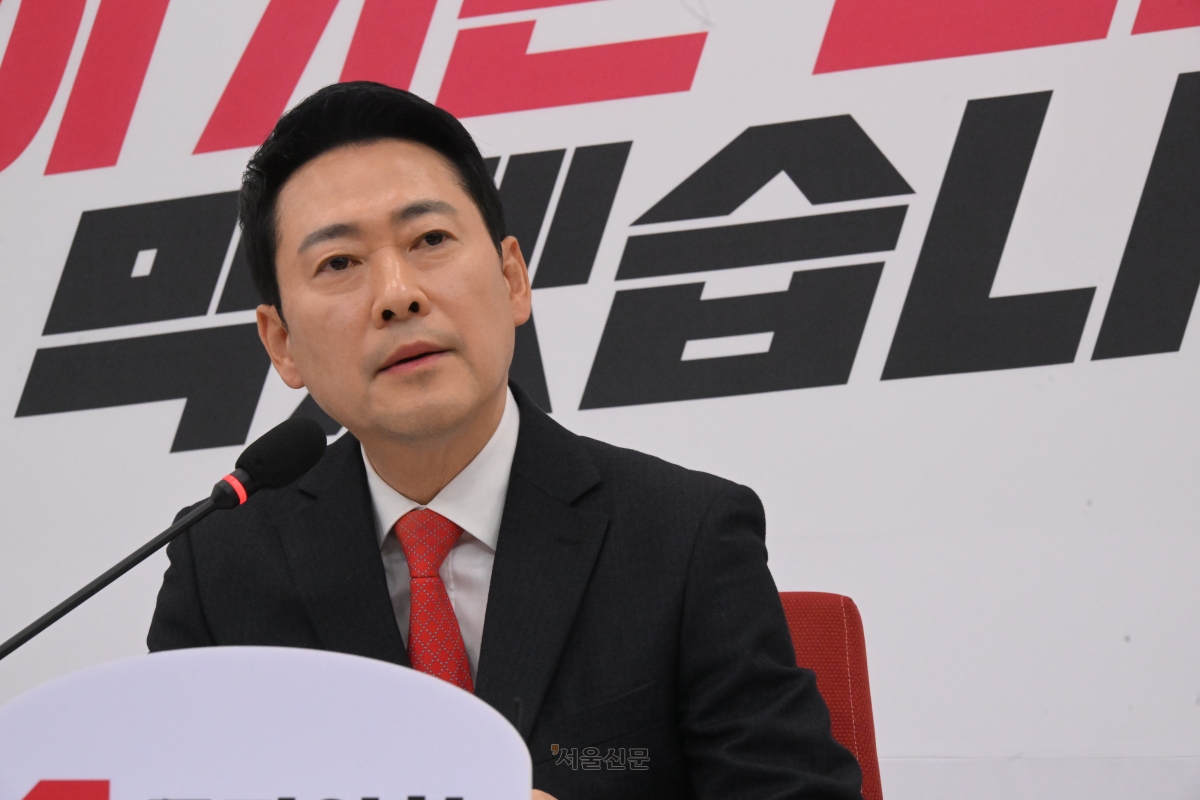 국민의힘 장동혁 대표가 12일 국회에서 이재명 대통령과의 오찬에 불참하는 것과 관련해 입장을 밝히고 있다. 안주영 전문기자