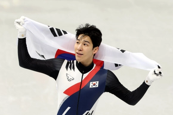 은메달 획득한 황대헌