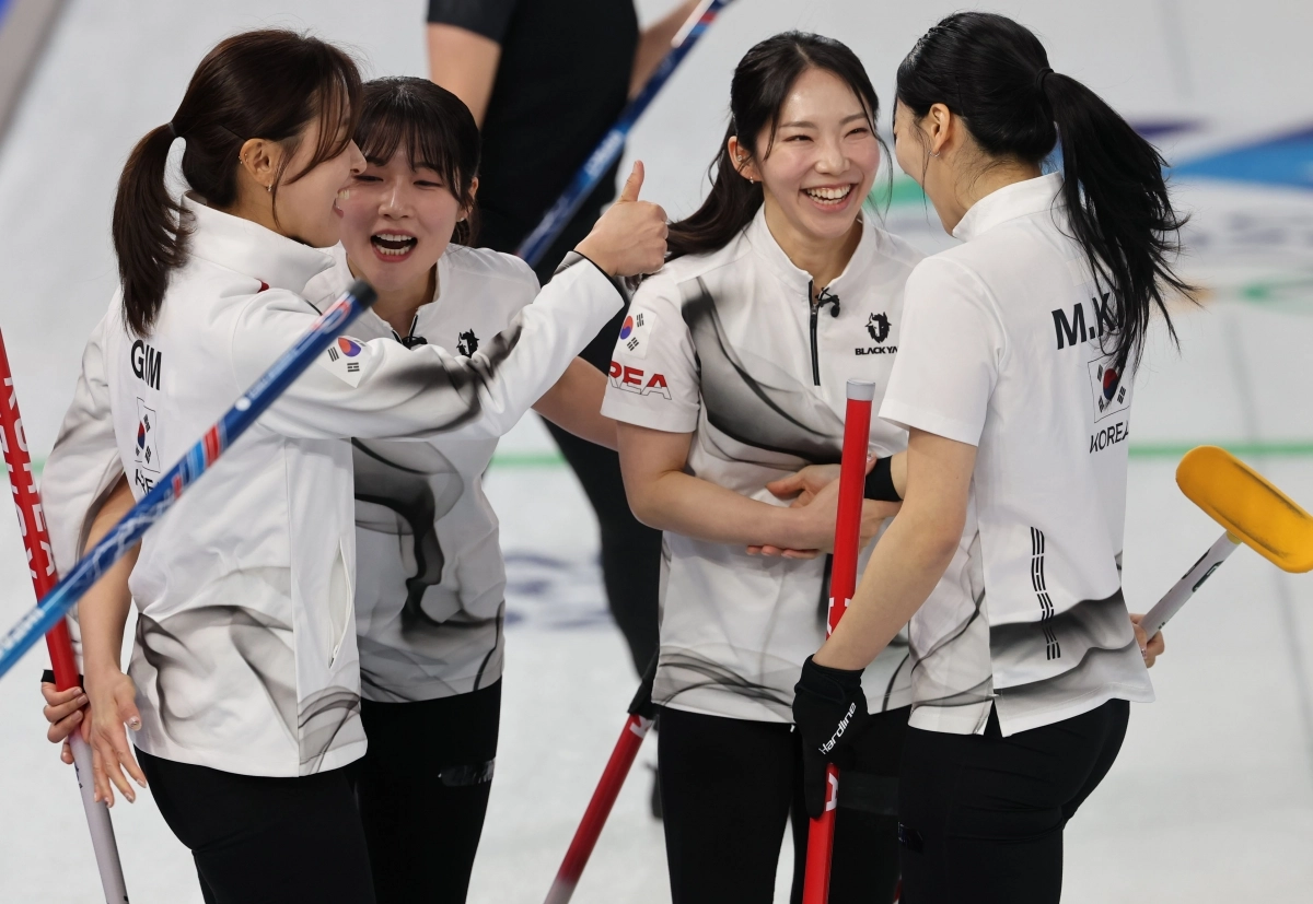 컬링 여자국가대표 선수들이 15일(현지시간) 이탈리아 코르티나담페초 컬링 올림픽 스타디움에서 열린 2026 밀라노·코르티나담페초 동계올림픽 컬링 여자 라운드로빈 한국과 일본의 경기에서 승리한 뒤 기뻐하고 있다. 2026.2.16 코르티나담페초 연합뉴스