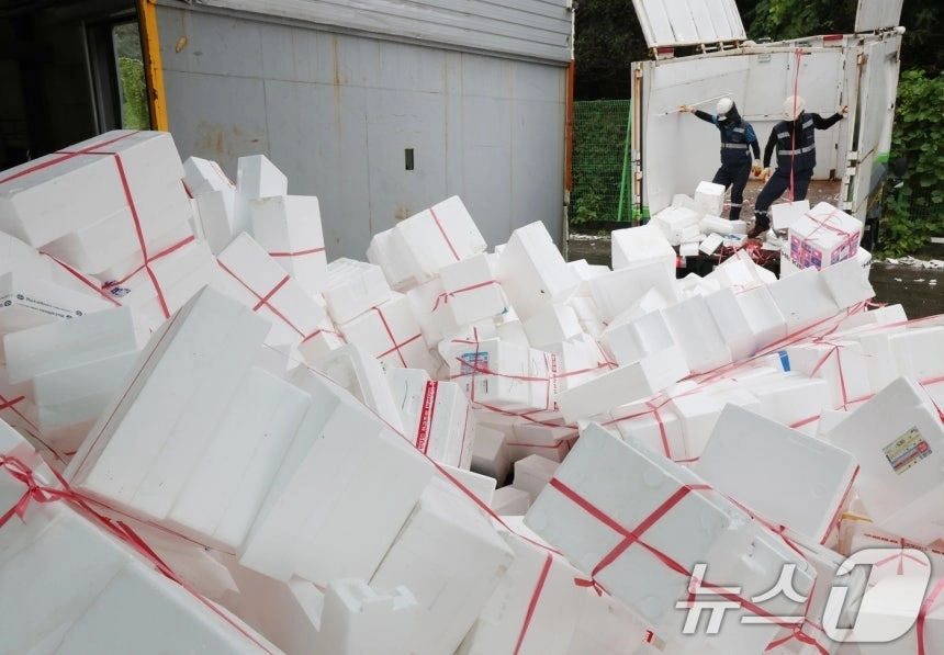 추석 연휴가 끝난 10일 경기 용인시 처인구 이동읍공공재활용센터에서 관계자들이 스티로폼 분류 작업을 하고 있다. 뉴스1 2025.10.10.