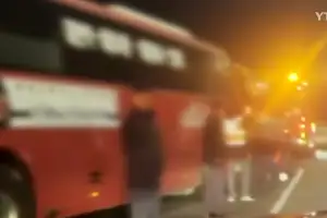 역주행 승용차, 버스 들이받아… 20대 여성 사망·승객 4명 부상