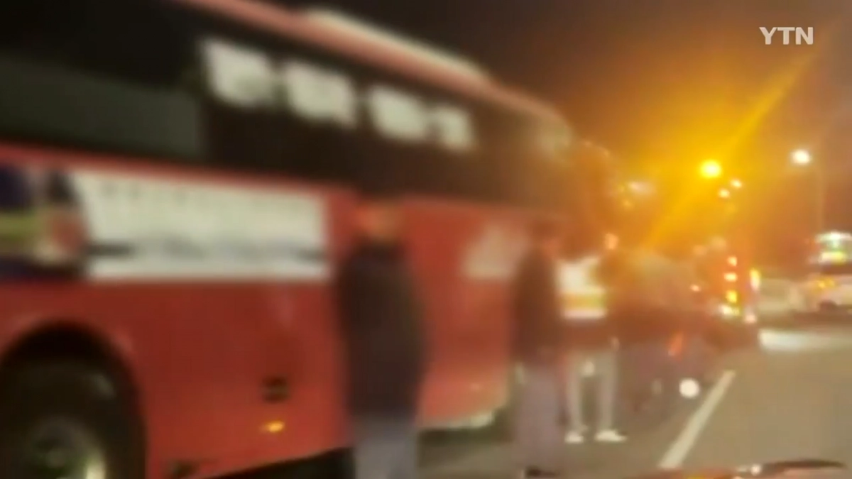 지난 15일 오후 9시 39분쯤 대전 대덕구 와동 천변고속화도로에서 역주행하던 승용차와 간선급행버스체계(BRT) 버스가 정면충돌했다. 이 사고로 20대 승용차 운전자가 숨지고 버스 승객 4명이 부상을 입었다. YTN 보도화면 캡처