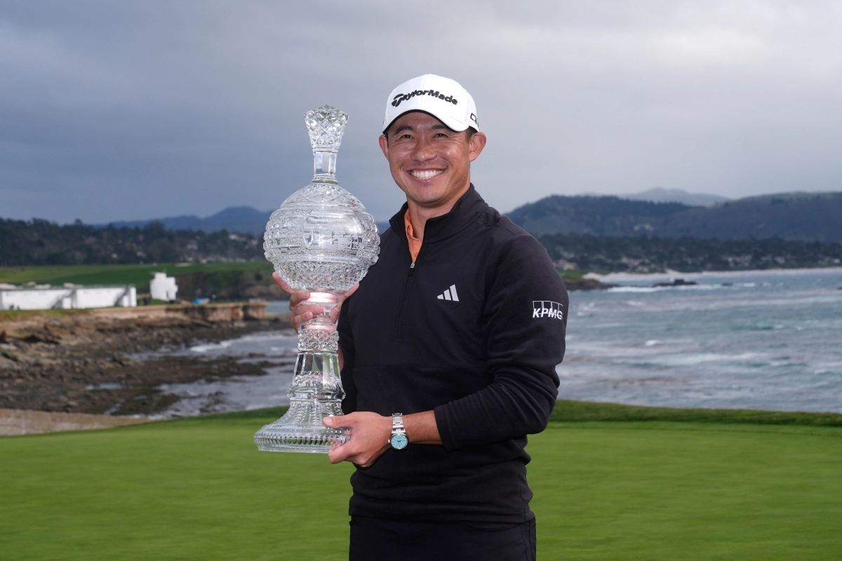 우승 트로피를 든 콜린 모리카와.