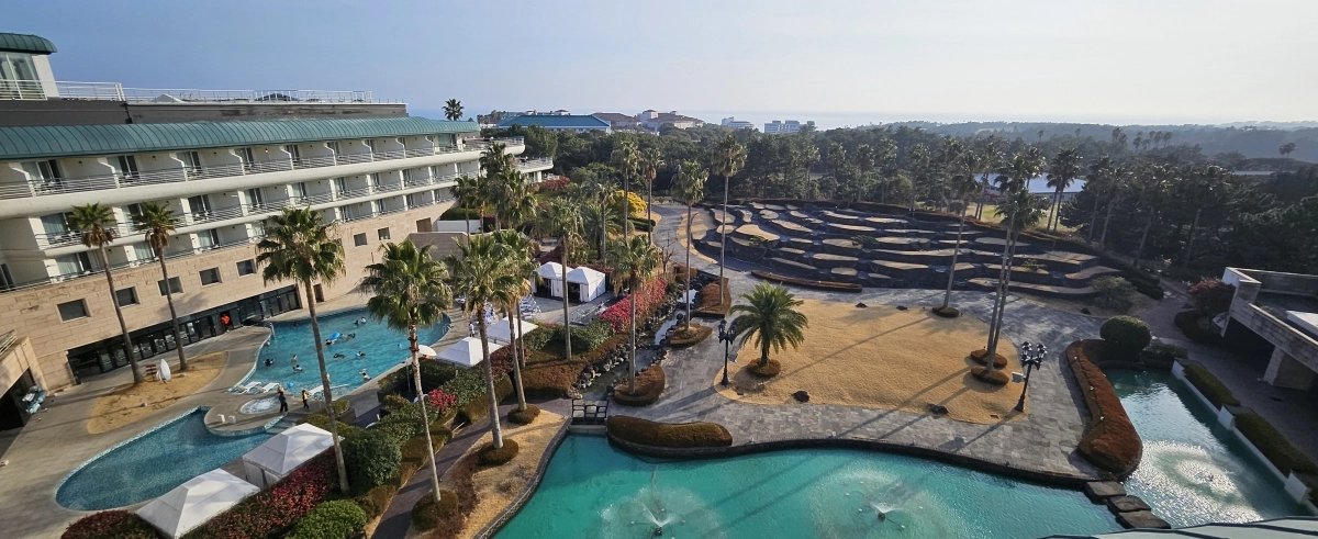 제주도가 관광·휴양시설 투자이민제 운영기간을 내년말까지 연장하기로 했다. 사진은 중문관광단지의 한 호텔 전경. 제주 강동삼 기자