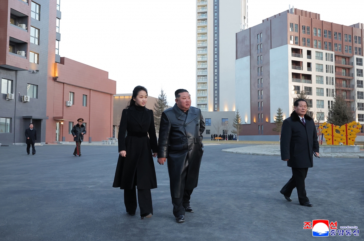 김정은 북한 국무위원장이 딸 주애와 참석한 가운데 러시아에 파병됐다가 전사한 참전군인 유족을 위해 평양 화성지구 명당자리에 조성된 ‘새별거리’ 준공식이 전날 열렸다고 조선중앙통신이 16일 보도했다. 2026.2.16 연합뉴스