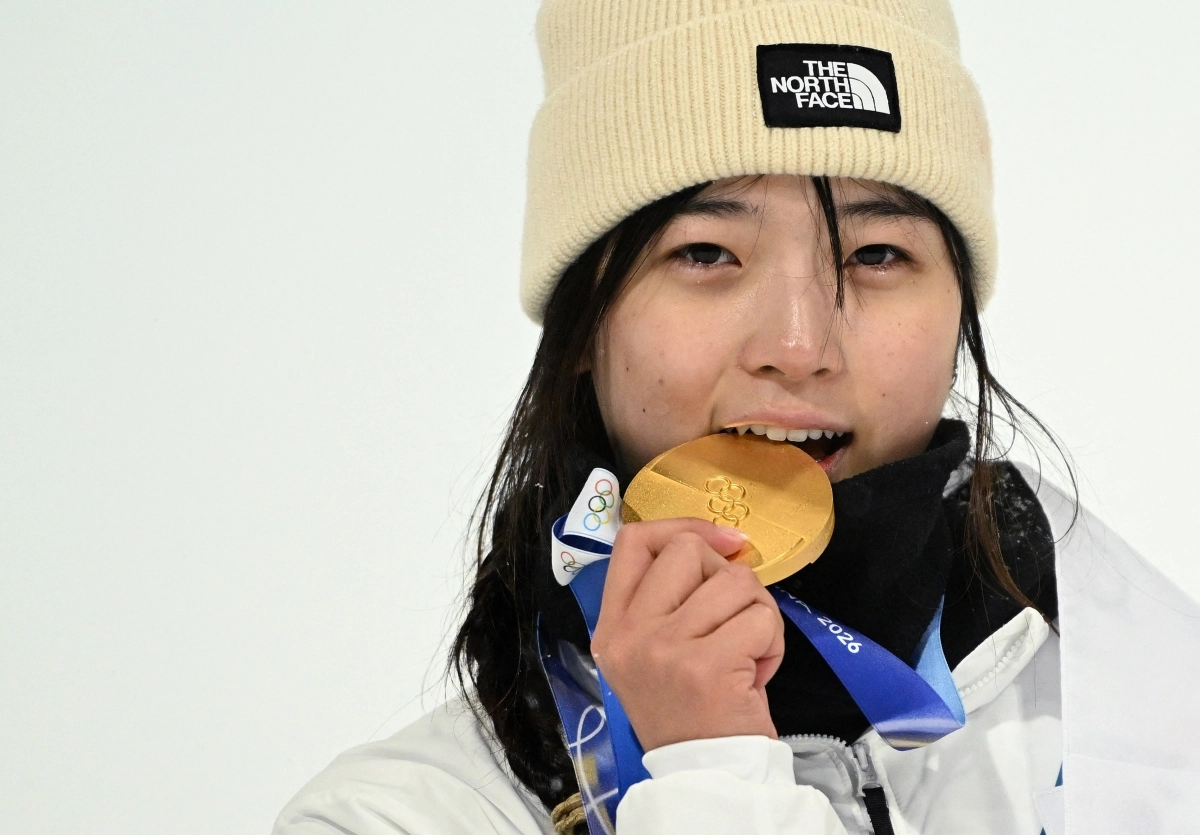 지난 12일(현지시간) 이탈리아 리비뇨 스노파크에서 열린 2026 밀라노·코르티나담페초 동계 올림픽 스키 스노보드 여자 하프파이프 결선에서 90.25점을 획득해 금메달을 획득한 최가온이 메달을 깨무는 세리머니를 하고 있다. 리비뇨 로이터 연합뉴스