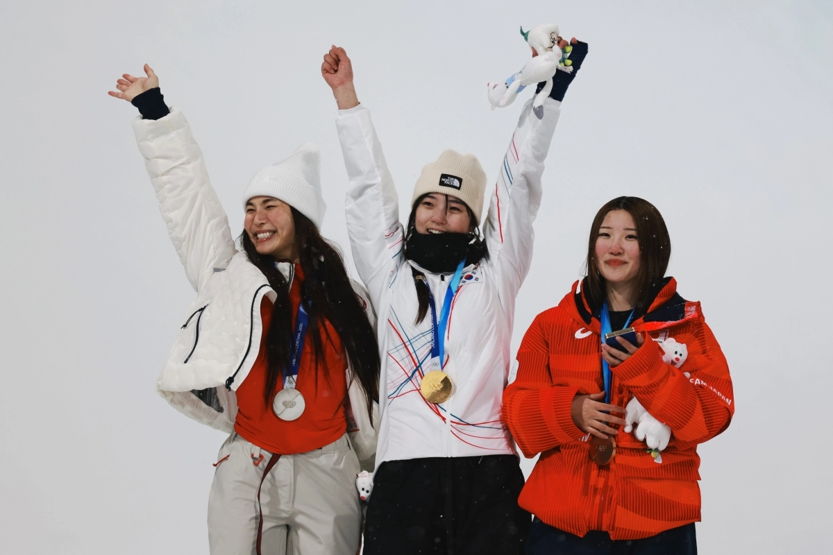 지난 12일(현지시간) 이탈리아 리비뇨 스노파크에서 열린 2026 밀라노·코르티나담페초 동계 올림픽 스키 스노보드 여자 하프파이프 결선에서 90.25점을 획득해 금메달을 획득한 최가온(가운데)이 은메달을 획득한 미국의 클로이 김(왼쪽), 동메달을 획득한 일본의 오노 미쓰키와 기뻐하고 있다. 리비뇨 EPA 연합뉴스