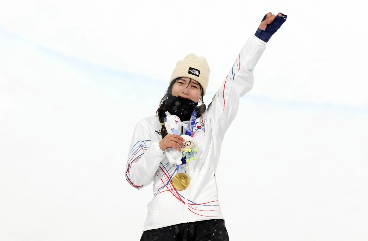 한국 설상 첫 금메달 목에 건 스노보드 최가온