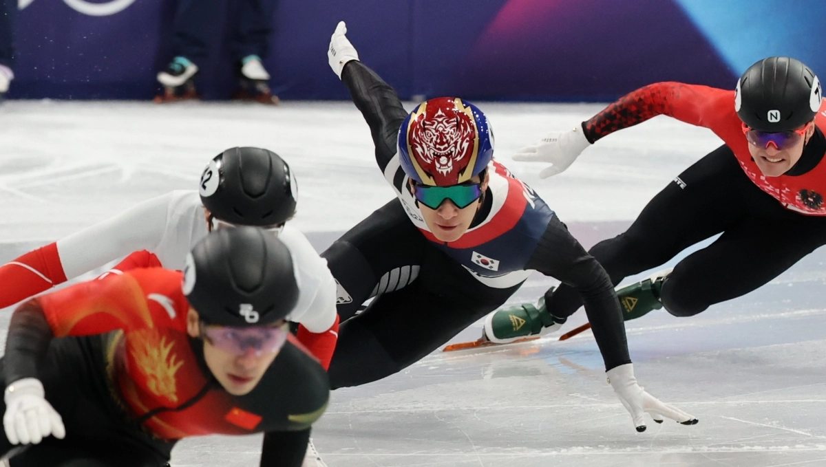 황대헌이 16일(현지시간) 이탈리아 밀라노 아이스스케이팅 아레나에서 열린 2026 밀라노·코르티나담페초 동계올림픽 쇼트트랙 남자 500m 예선에서 조 3위로 결승선을 통과하고 있다. 2026.2.16 뉴스1