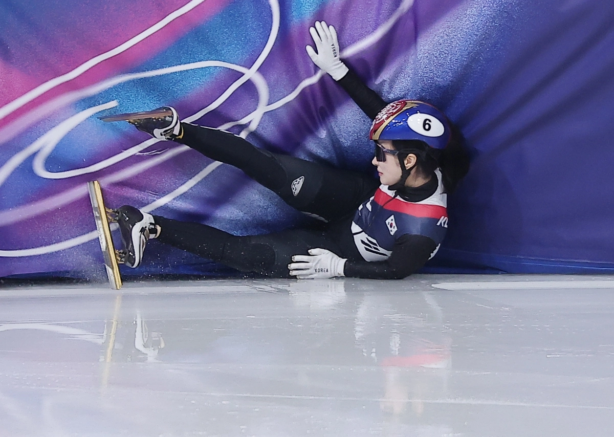 김길리가 16일(현지시간) 이탈리아 밀라노 아이스스케이팅 아레나에서 열린 2026 밀라노·코르티나담페초 동계올림픽 쇼트트랙 여자 1000m 준결승에서 벨기에 해너 데스머트의 반칙으로 넘어지고 있다. 2026.2.16 뉴스1