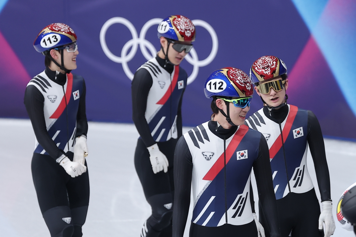 임종언(왼쪽부터), 이정민, 이준서, 신동민이 16일(현지시간) 이탈리아 밀라노 아이스스케이팅 아레나에서 열린 2026 밀라노·코르티나담페초 동계올림픽 쇼트트랙 남자 5000m 계주 준결승에서 결승 진출을 확정지은 뒤 기뻐하고 있다. 2026.2.16 뉴스1