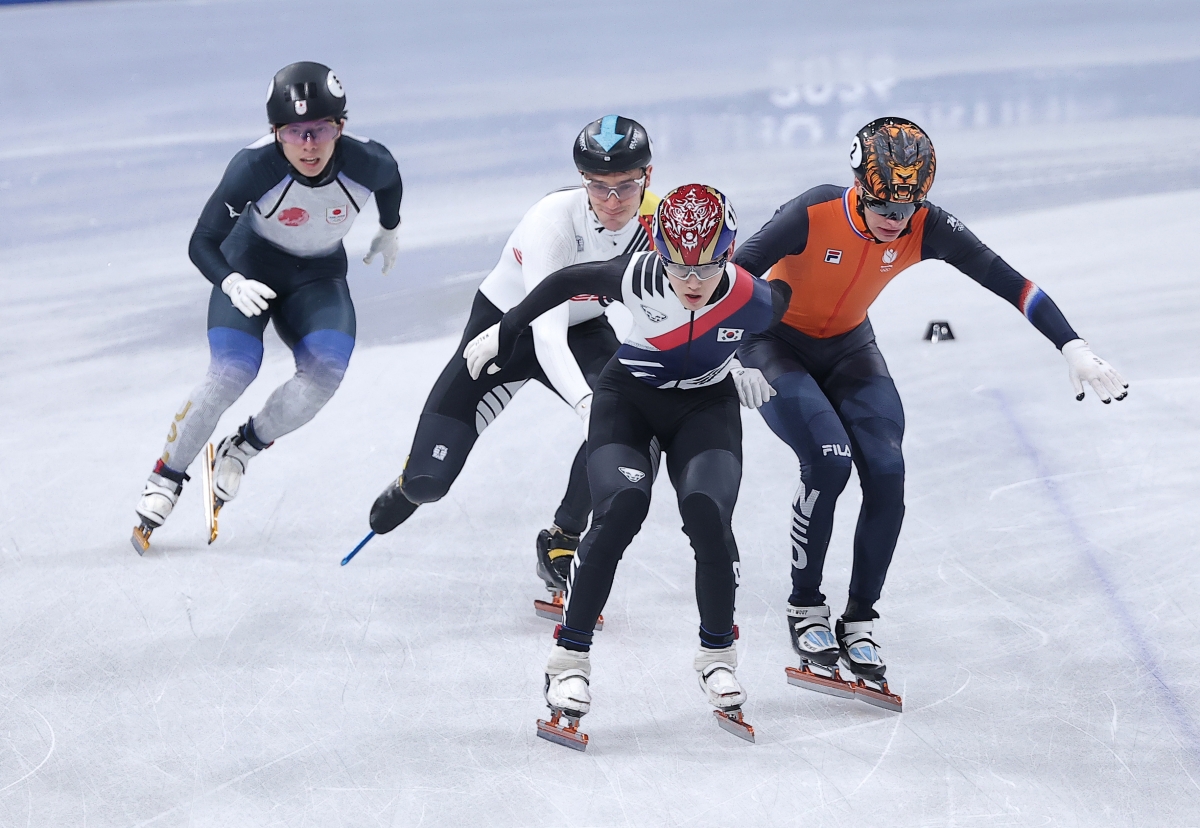 임종언이 16일(현지시간) 이탈리아 밀라노 아이스스케이팅 아레나에서 열린 2026 밀라노·코르티나담페초 동계올림픽 쇼트트랙 남자 5000m 계주 준결승에서 조 1위로 결승선을 통과하고 있다. 2026.2.16 뉴스1