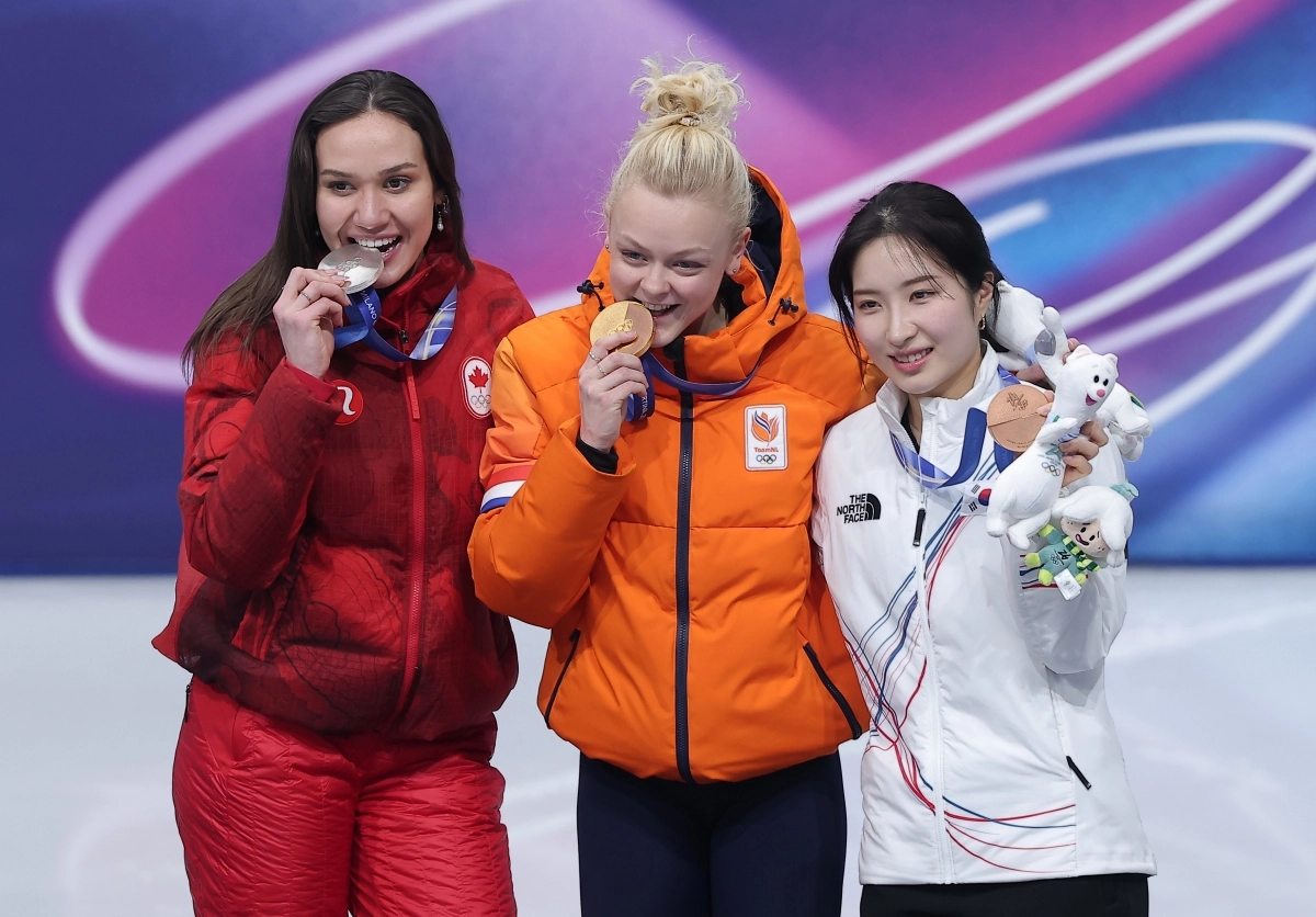 김길리가 16일(현지시간) 이탈리아 밀라노 아이스스케이팅 아레나에서 열린 2026 밀라노·코르티나담페초 동계올림픽 쇼트트랙 여자 1000m 시상식에서 금메달리스트 네덜란드 산드라 벨제부르와 은메달리스트 코트니 사로와 기념촬영을 하고 있다. 2026.2.16 뉴스1