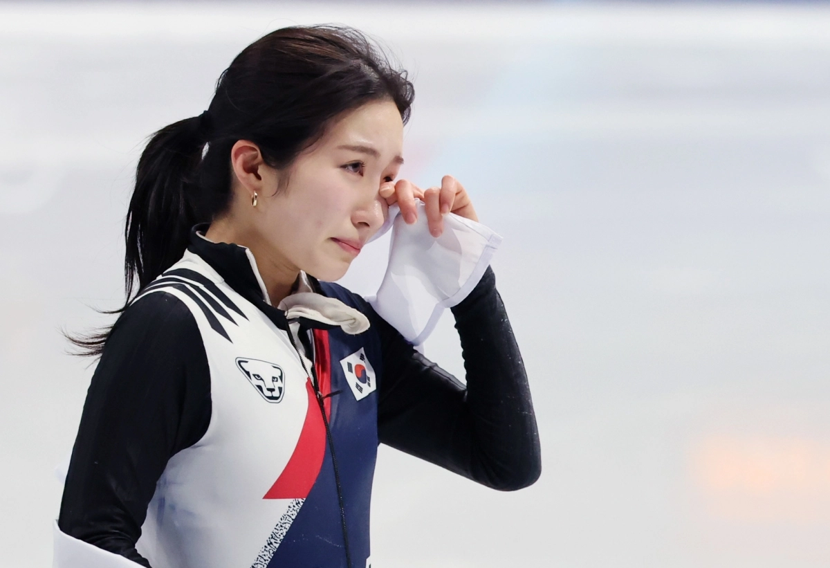 김길리가 16일(현지시간) 이탈리아 밀라노 아이스스케이팅 아레나에서 열린 2026 밀라노·코르티나담페초 동계올림픽 쇼트트랙 여자 1000m 결승에서 동메달을 확정 지은 뒤 눈물을 흘리고 있다. 2026.2.16 뉴스1