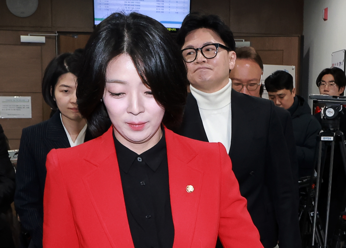 배현진 국민의힘 의원이 지난 13일 국회 소통관에서 열린 당원권 정지 1년 처분 관련 기자회견을 마친 후 한동훈 전 대표와 함께 소통관을 나서고 있다. 연합뉴스