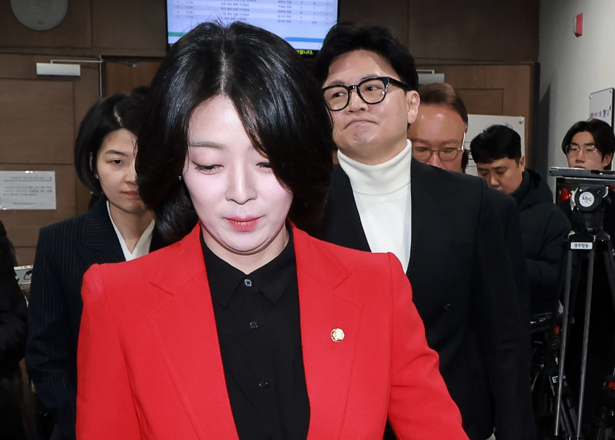 배현진 국민의힘 의원이 지난 13일 국회 소통관에서 열린 당원권 정지 1년 처분 관련 기자회견을 마친 후 한동훈 전 대표와 함께 소통관을 나서고 있다. 연합뉴스