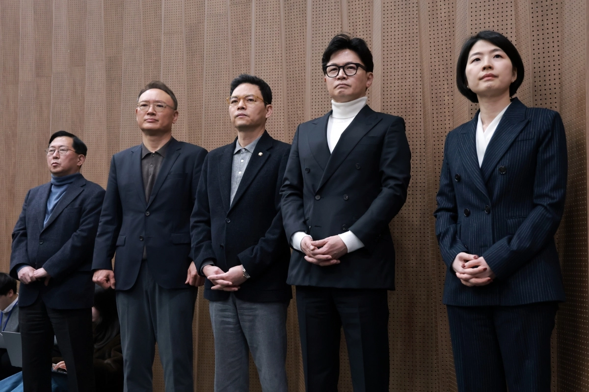 한동훈 국민의힘 전 대표가 13일 국회 소통관에서 배현진 의원의 당원권 정지 1년 처분 관련 기자회견을 지켜보고 있다. 왼쪽부터 국민의힘 친한계인 유용원·안상훈·박정훈 의원, 한 전 대표, 한지아 의원. 연합뉴스