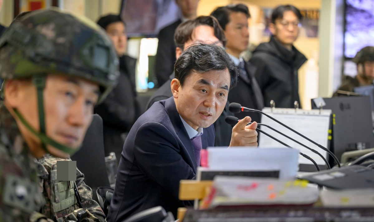 안규백 국방부 장관이 15일 육군 25사단 GOP 부대를 방문해 군사대비태세를 점검하고 있다. 2026.2.15. 국방부 제공