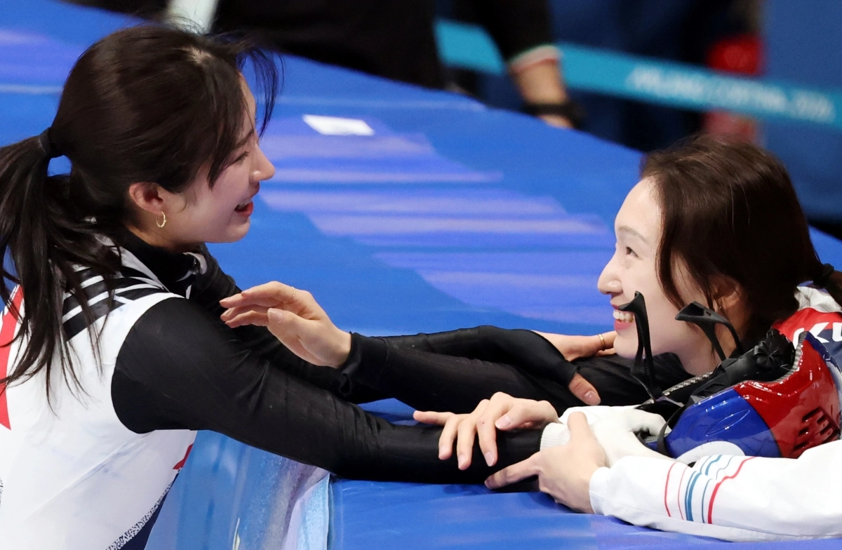 16일(현지시간) 이탈리아 밀라노 아이스스케이팅 아레나 경기장에서 열린 2026 밀라노·코르티나담페초 동계올림픽 쇼트트랙 여자 1000m 결승에서 김길리가 동메달을 확정한 뒤 팀 동료 최민정과 기쁨을 나누고 있다. 2026.2.16 뉴시스