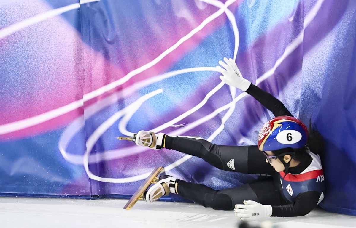 김길리가 16일(현지시간) 이탈리아 밀라노 아이스스케이팅 아레나에서 열린 2026 밀라노·코르티나담페초 동계올림픽 쇼트트랙 여자 1000m 준결승에서 벨기에 하너 데스멋의 반칙으로 인해 넘어지고 있다. 2026.2.16 뉴시스