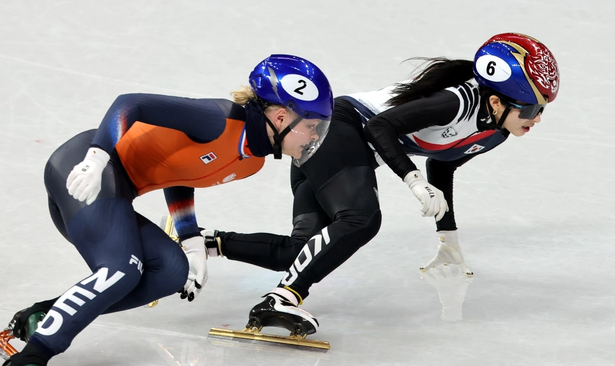 16일(현지시간) 이탈리아 밀라노 아이스스케이팅 아레나 경기장에서 열린 2026 밀라노·코르티나담페초 동계올림픽 쇼트트랙 여자 1000m 결승에서 김길리가 역주하고 있다. 2026.2.16 뉴시스