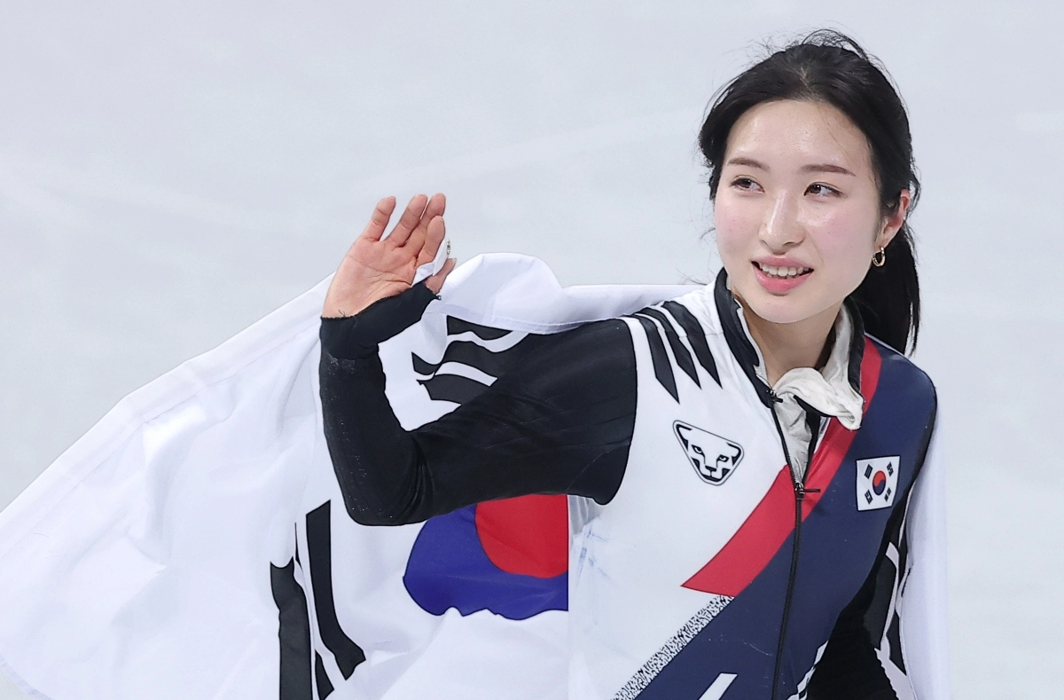 김길리가 16일(현지시간) 이탈리아 밀라노 아이스스케이팅 아레나에서 열린 2026 밀라노·코르티나담페초 동계올림픽 쇼트트랙 여자 1000m 결승에서 동메달을 확보한 후 태극기를 두르고 관중석을 향해 인사하고 있다. 2026.2.16 뉴스1