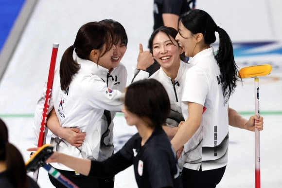 ‘엄지척’ 여자 컬링, 한일전 승리