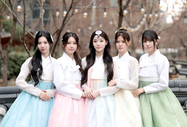 걸그룹 이프아이(ifeye)가 서울 종로구에서 한복을 곱게 차려입고 새해 인사를 전하고 있다. 2026.2.16<br>뉴스1