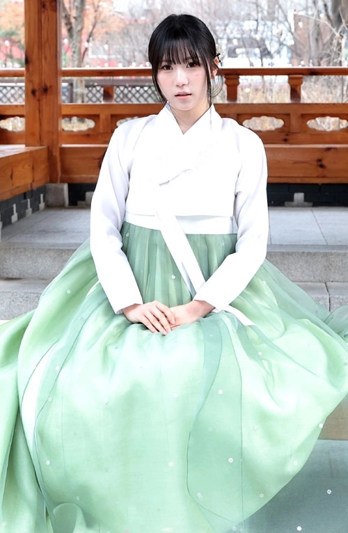 걸그룹 이프아이(ifeye) 태린이 서울 종로구에서 한복을 곱게 차려입고 새해 인사를 전하고 있다. 2026.2.16<br>뉴스1