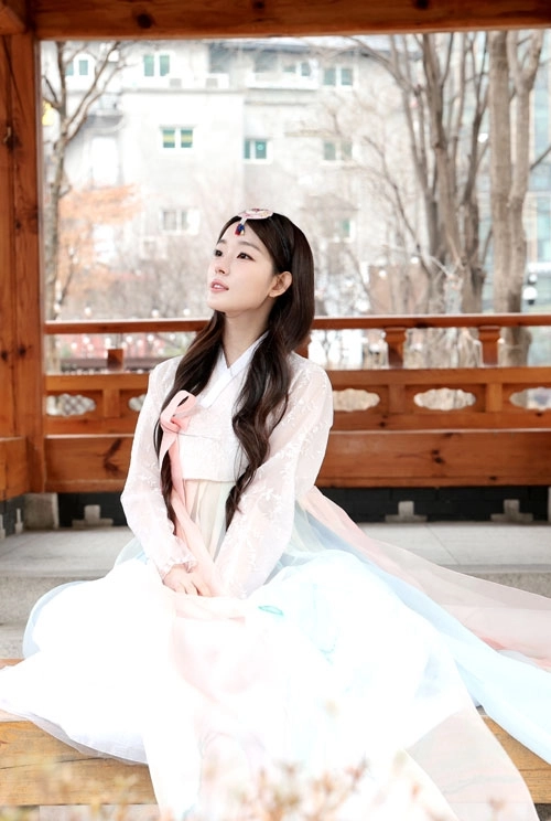 걸그룹 이프아이(ifeye) 카시아가 서울 종로구에서 한복을 곱게 차려입고 새해 인사를 전하고 있다. 2026.2.16<br>뉴스1