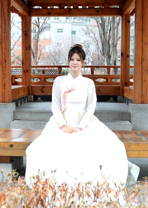걸그룹 이프아이(ifeye) 라희가 서울 종로구에서 한복을 곱게 차려입고 새해 인사를 전하고 있다. 2026.2.16<br>뉴스1