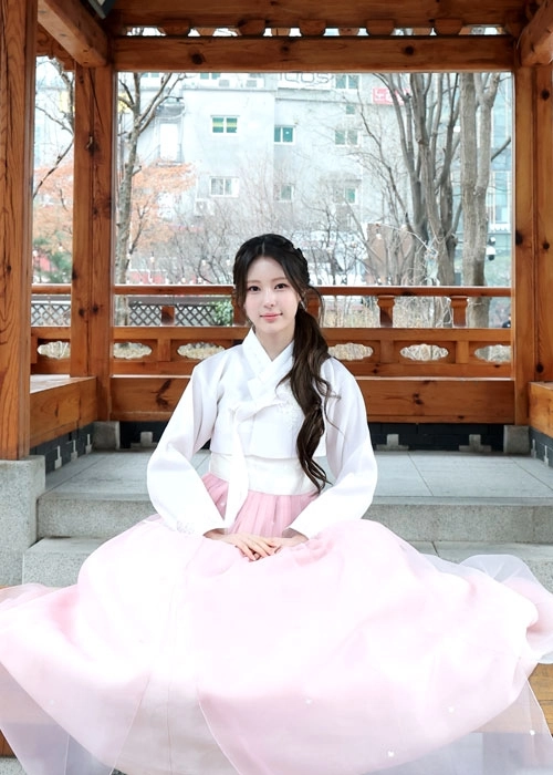걸그룹 이프아이(ifeye) 원하연이 서울 종로구에서 한복을 곱게 차려입고 새해 인사를 전하고 있다. 2026.2.16<br>뉴스1
