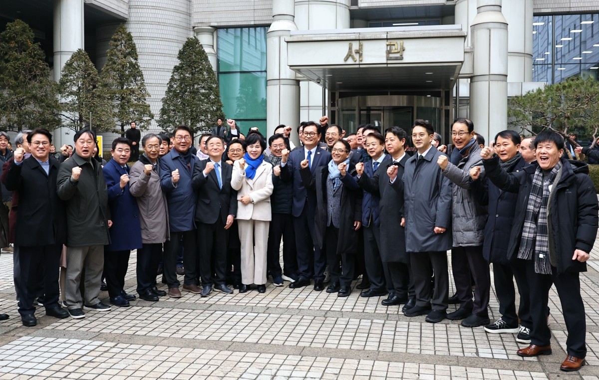 무죄 선고 받고 기념 촬영을 하는 송영길 대표