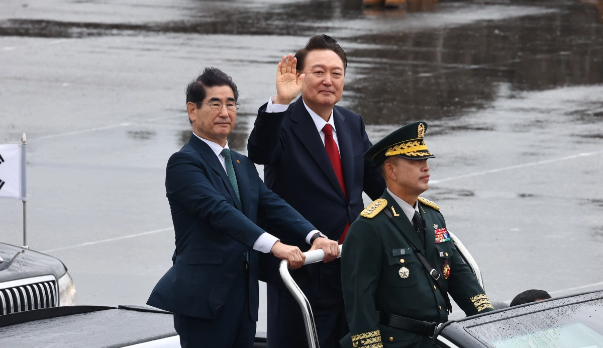 사열하며 손 흔드는 윤석열 대통령