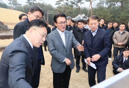 김민석 국무총리(앞줄 왼쪽 두 번째)가 지난 13일 1·29 도심주택공급방안 현장점검 차 서울 노원구 강릉에서 LH관계자의 설명을 듣고 있다.  연합뉴스