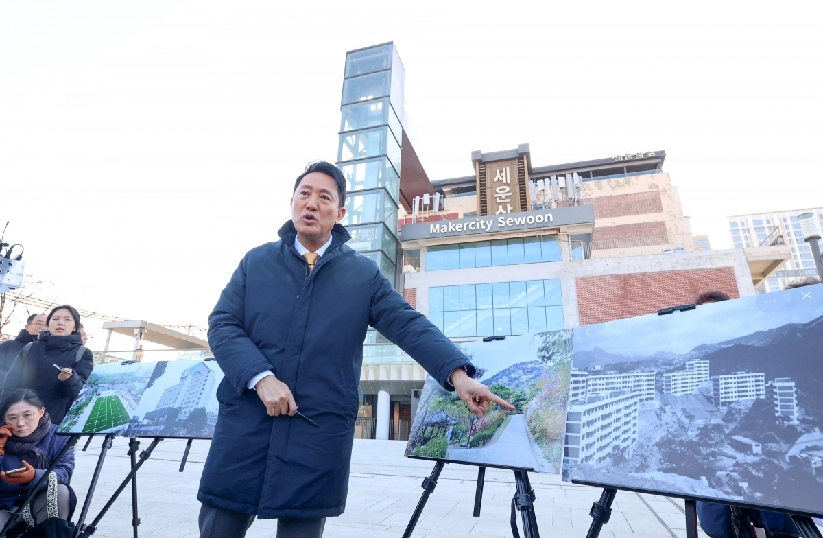 오세훈 서울시장이 지난해 12월  서울 종로구 세운상가에서 세운지구 재개발 관련 백브리핑을 하고 있다.  연합뉴스