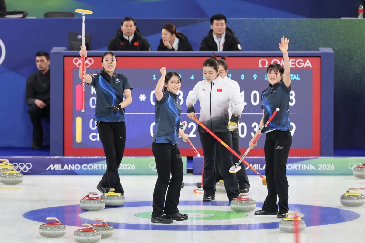 17일(한국시간) 이탈리아 코르티나담페초 컬링 올림픽 스타디움에서 열린 2026 밀라노ㆍ코르티나담페초 동계올림픽 컬링 여자 라운드로빈 한국과 중국의 경기.      10엔드 한국이 8-9로 한 점 뒤처진 상황에서 재역전 가능성을 만든 한국 대표팀 선수들이 기뻐하고 있다. 연합뉴스