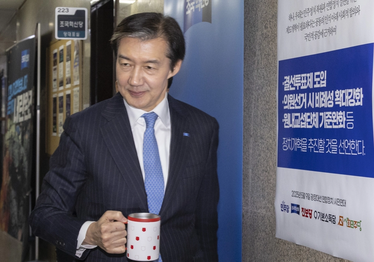 조국 조국혁신당 대표가 13일 국회에서 열린 당무위원회에 입장하고 있다. 연합뉴스